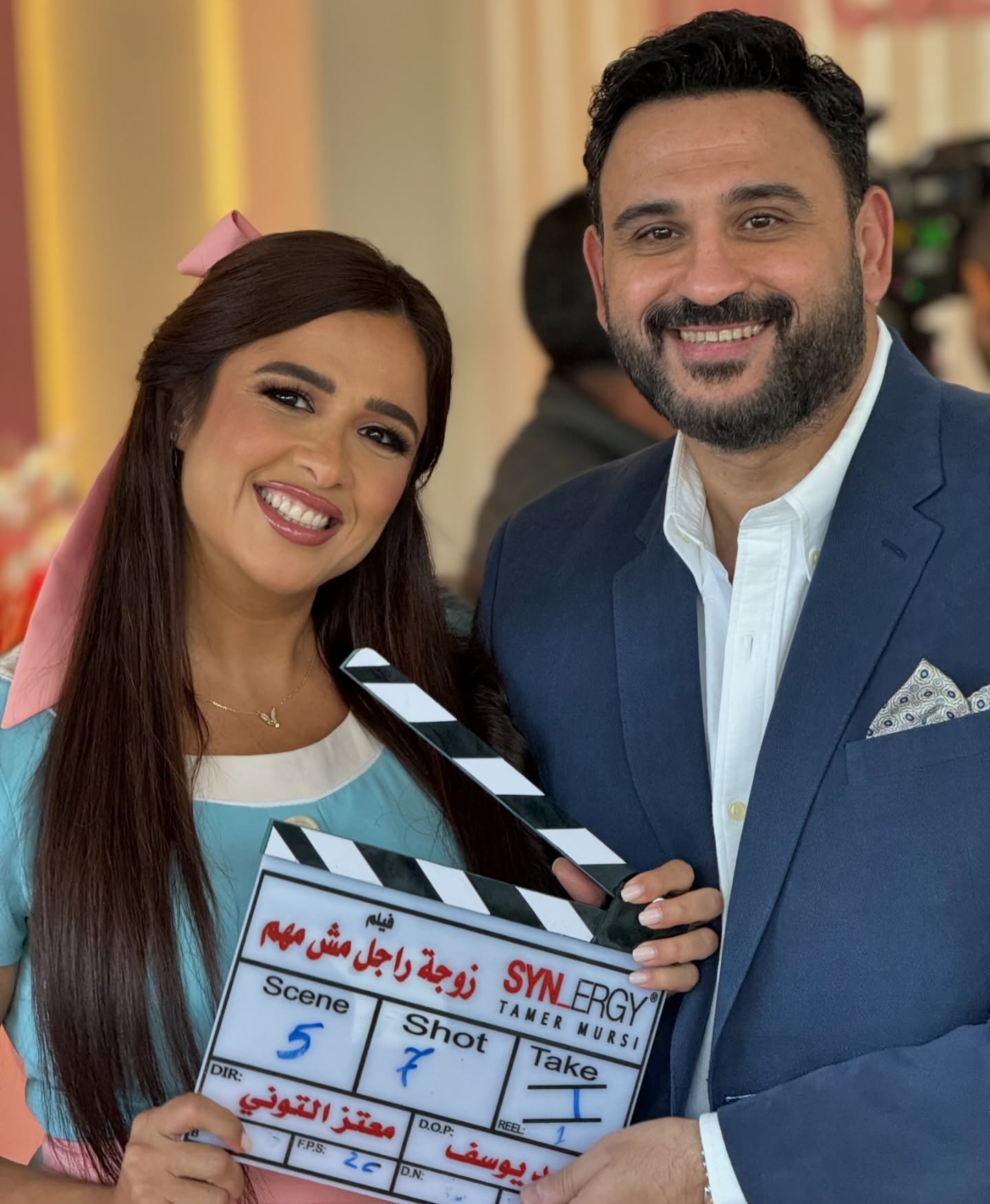 ياسمين عبد العزيز واكرم حسنى فى كواليس فيلم زوجة رجل مش مهم