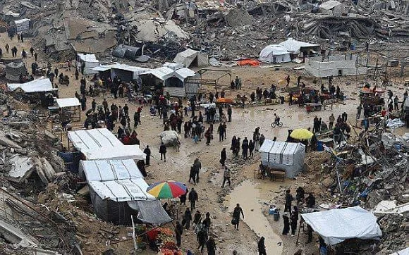 غزة: آلاف يتزاحمون نحو مركز توزيع الإغاثة الغذائية وموظفو شركة التأمين الأمريكية يفرون. غزة: آلاف يتزاحمون نحو مركز توزيع الإغاثة الغذائية وموظفو شركة التأمين الأمريكية يفرون.