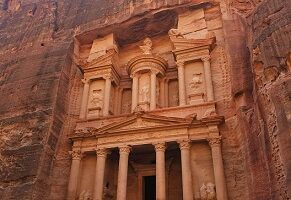 الأردن.. عودة الحركة السياحية في البترا إلى طبيعتها بعد حالة عدم الاستقرار الجوي