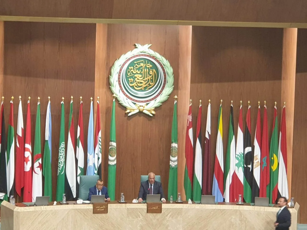 وفد الجامعة العربية برئاسة السفير حسام زكي يتوجه إلى بغداد وفد الجامعة العربية برئاسة السفير حسام زكي يتوجه إلى بغداد