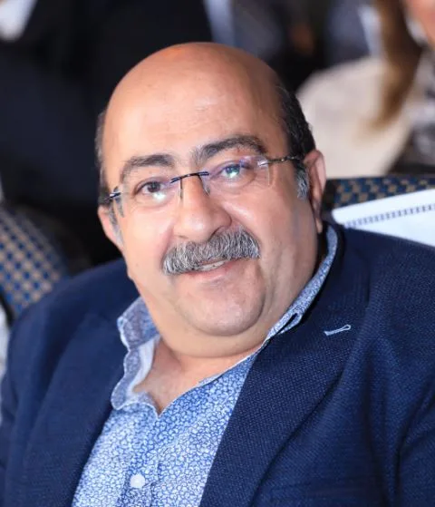 بعد إعلان الفنان ياسر صادق عدم مشاركته.. جميل عزيز ينضم لعرض «يوم أن قتلوا الغناء» على مسرح الهوسابير بعد إعلان الفنان ياسر صادق عدم مشاركته.. جميل عزيز ينضم لعرض «يوم أن قتلوا الغناء» على مسرح الهوسابير