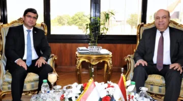 وزير الطيران يبحث مع سفير طاجيكستان سبل تعزيز التعاون في مجال النقل الجوي