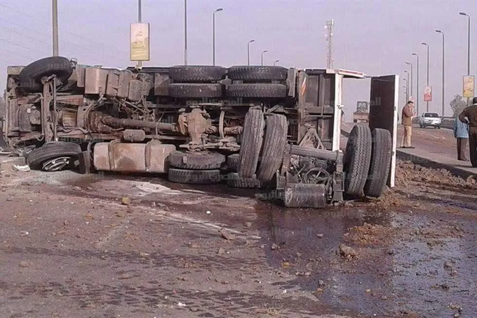 توقف الحركة المرورية بطريق القاهرة الإسكندرية الزراعي في قها بسبب انقلاب سيارة نقل توقف الحركة المرورية بطريق القاهرة الإسكندرية الزراعي في قها بسبب انقلاب سيارة نقل