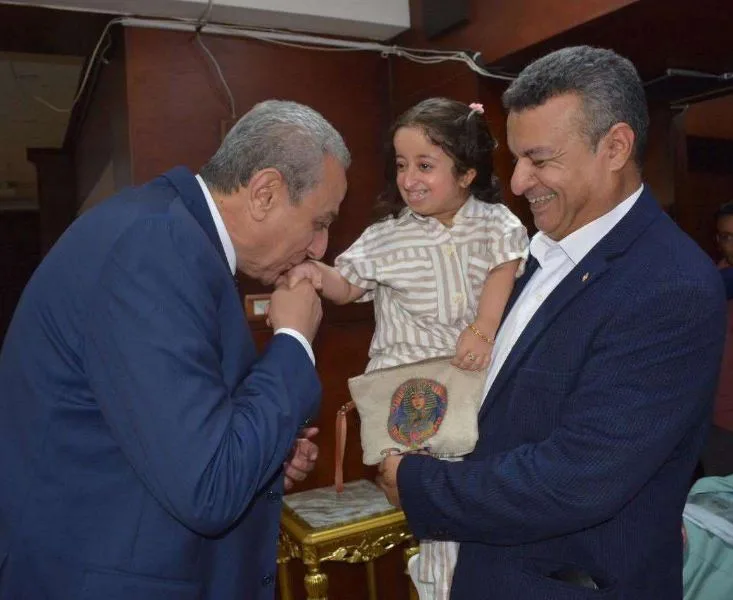 محافظ الغربية يهنئ الطالبة حبيبة بمشاركتها في احتفالية “أسرتي.. قوتي” بحضور السيدة انتصار السيسي