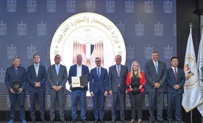 وزير الاستثمار يمنح 6 تراخيص ذهبية لمجموعة من المشاريع الاستثمارية وزير الاستثمار يمنح 6 تراخيص ذهبية لمجموعة من المشاريع الاستثمارية