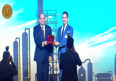 الرئيس السيسي يكرم عددا من النماذج الناجحة في قطاعات العمل المختلفة الرئيس السيسي يكرم عددا من النماذج الناجحة في قطاعات العمل المختلفة