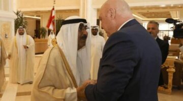 أمير الكويت يعلن تعزيز التمثيل الدبلوماسي مع لبنان.