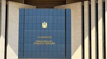 وزارة الخارجية تدعو المواطنين المصريين في إيران إلى الالتزام بالبقاء في مواقع آمنة