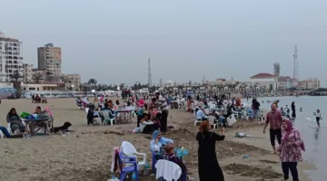 إقبال متوسط على شواطئ الإسكندرية.. ومترددون: نهرب من ارتفاع الحرارة