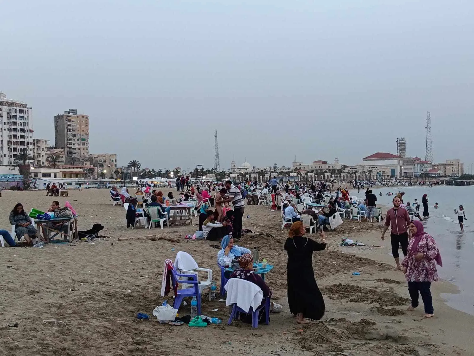إقبال متوسط على شواطئ الإسكندرية.. ومترددون: نهرب من ارتفاع الحرارة إقبال متوسط على شواطئ الإسكندرية.. ومترددون: نهرب من ارتفاع الحرارة