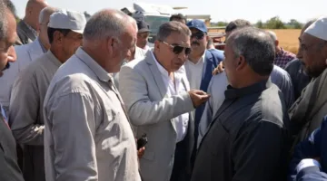 محافظ الدقهلية يلتقي المزارعين بحقول القمح ويؤكد توفير كل أوجه الدعم للفلاحين