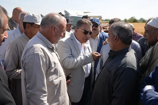 محافظ الدقهلية يلتقي المزارعين بحقول القمح ويؤكد توفير كل أوجه الدعم للفلاحين محافظ الدقهلية يلتقي المزارعين بحقول القمح ويؤكد توفير كل أوجه الدعم للفلاحين