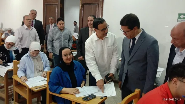رئيس جامعة بنها يقوم بجولة تفقدية لامتحانات كليتي الآداب والتجارة