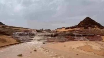 سيل خفيف يضرب منطقة شق الثعبان بمدينة طابا
