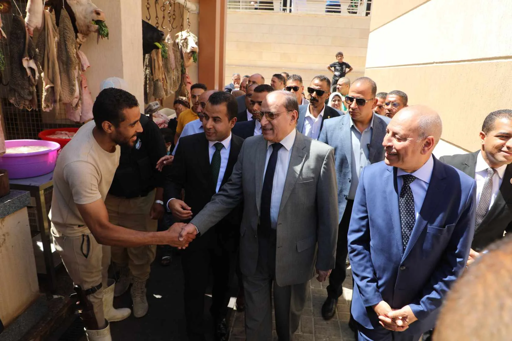 محافظ القاهرة يفتتح سوقى عمار بن ياسر وعبدالمجيد محمود الحضاريين بحى المقطم محافظ القاهرة يفتتح سوقى عمار بن ياسر وعبدالمجيد محمود الحضاريين بحى المقطم