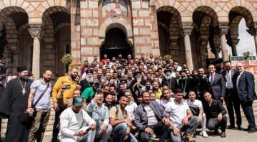 البابا تواضروس الثاني يلتقي أبناء الكنيسة القبطية في صربيا