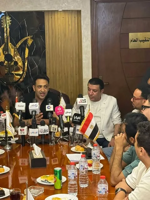 مصطفى كامل يطالب الرئيس السيسي بالتدخل لحماية حقوق صناع الموسيقى ومراقبة عمل النقابات مصطفى كامل يطالب الرئيس السيسي بالتدخل لحماية حقوق صناع الموسيقى ومراقبة عمل النقابات