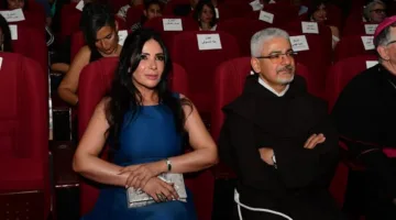 منى زكي بعد حصدها جائزة أحسن ممثلة بمهرجان المركز الكاثوليكي: وسام أعتز به في مسيرتي
