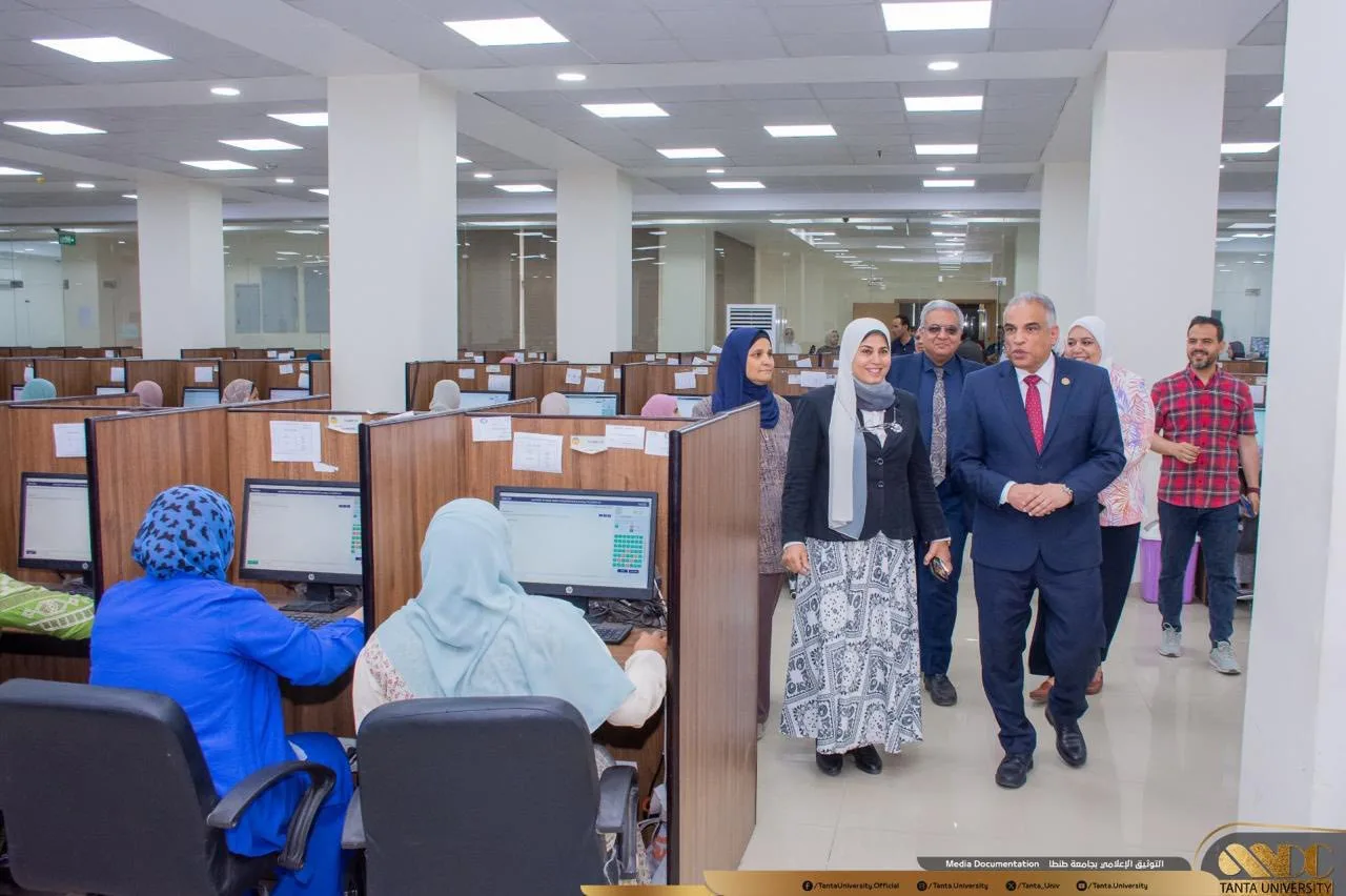 رئيس جامعة طنطا يشرف على سير الامتحانات في مركز الاختبارات الإلكترونية رئيس جامعة طنطا يشرف على سير الامتحانات في مركز الاختبارات الإلكترونية
