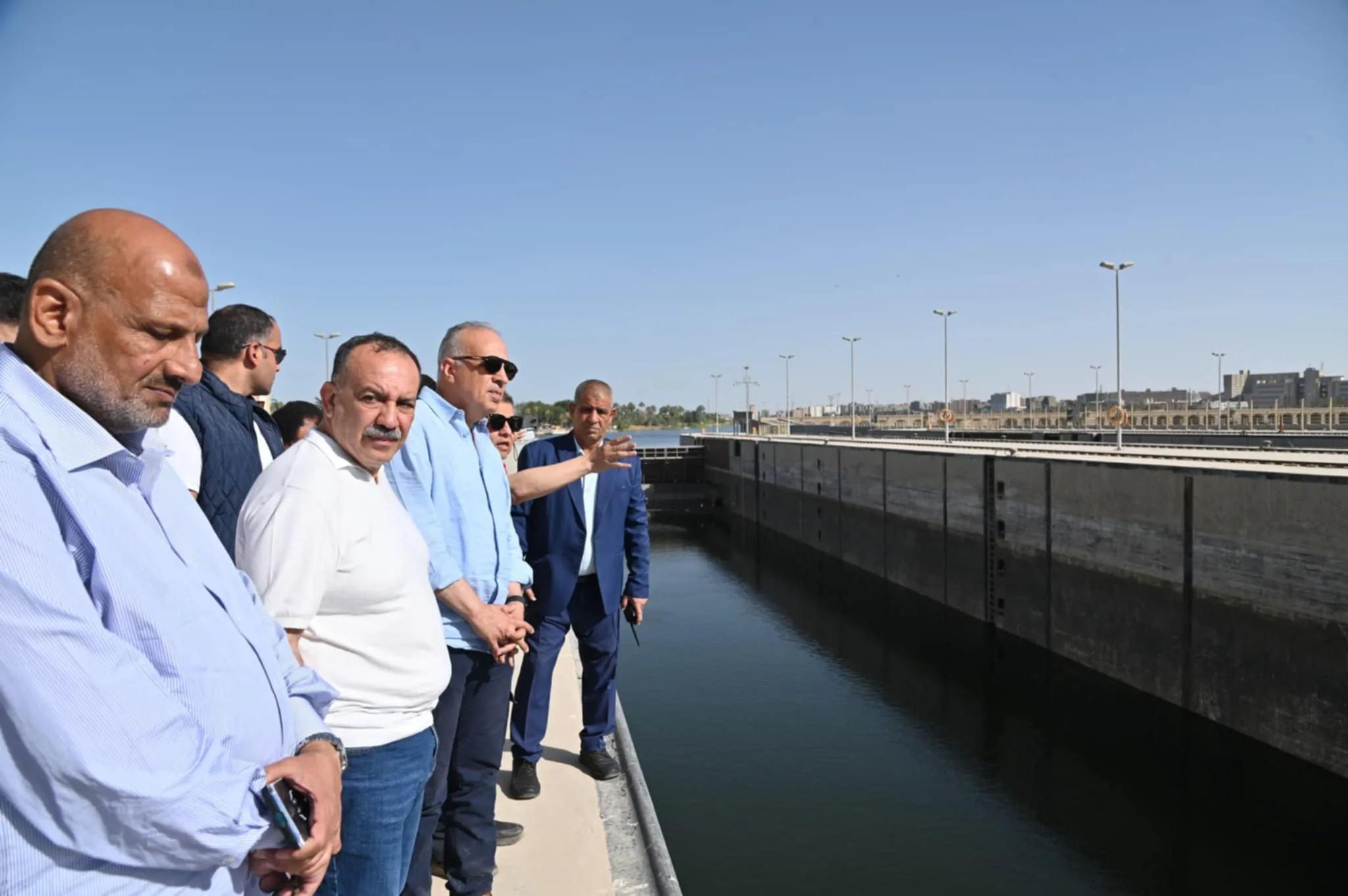 وزير الري يؤكد على أهمية الصيانة المنتظمة لمكونات قناطر أسيوط الجديدة لضمان كفاءتها وسلامتها. وزير الري يؤكد على أهمية الصيانة المنتظمة لمكونات قناطر أسيوط الجديدة لضمان كفاءتها وسلامتها.