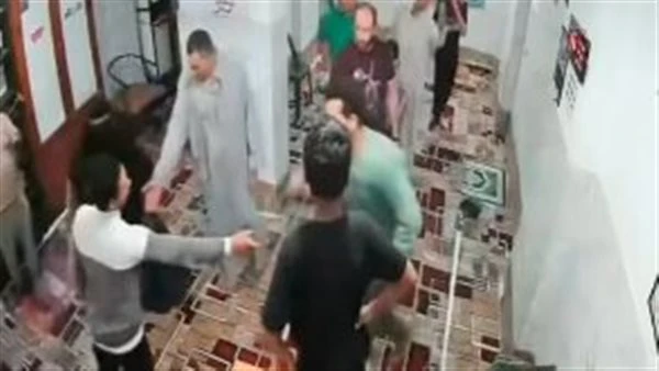 اقتحام مسجد في السلام للاعتداء على شاب رغم وجوده في بيت الله | فيديو اقتحام مسجد في السلام للاعتداء على شاب رغم وجوده في بيت الله | فيديو