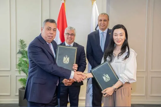رئيس الهيئة الاقتصادية لقناة السويس يوقع عقد إنشاء مصنع للملابس الجاهزة بالإسماعيلية باستثمارات تبلغ 7 ملايين دولار. رئيس الهيئة الاقتصادية لقناة السويس يوقع عقد إنشاء مصنع للملابس الجاهزة بالإسماعيلية باستثمارات تبلغ 7 ملايين دولار.