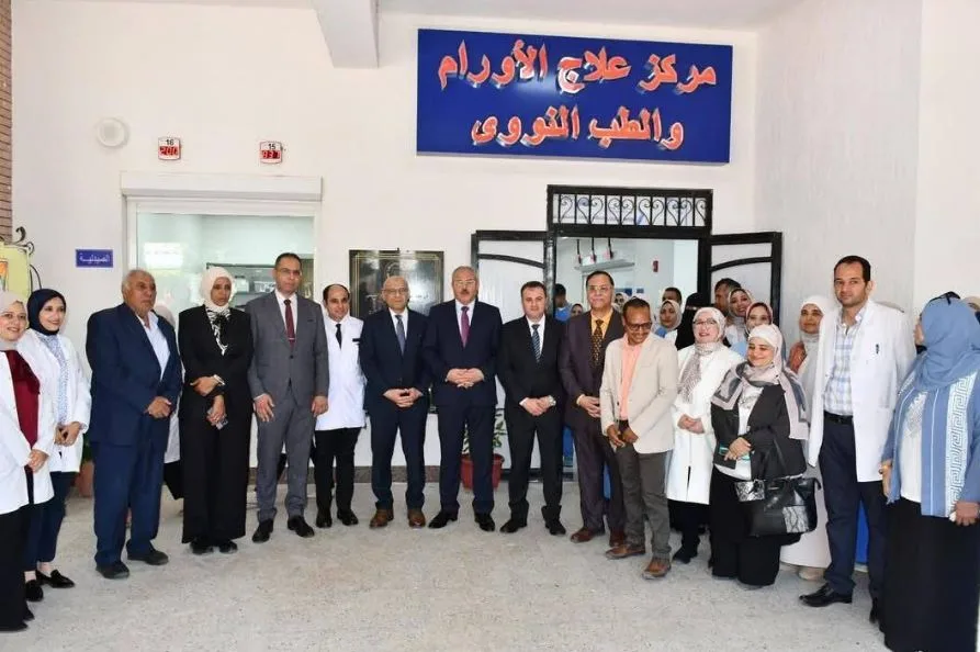 محافظ الإسماعيلية يقدم التهاني لرئيس جامعة قناة السويس بمناسبة حصول مركز الأورام على اعتماد الهيئة الصحية.