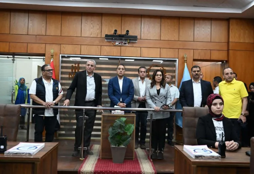 رئيس الوزراء يتفقد مركز سيطرة الشبكة الوطنية للطوارئ والسلامة العامة بديوان عام المحافظة رئيس الوزراء يتفقد مركز سيطرة الشبكة الوطنية للطوارئ والسلامة العامة بديوان عام المحافظة