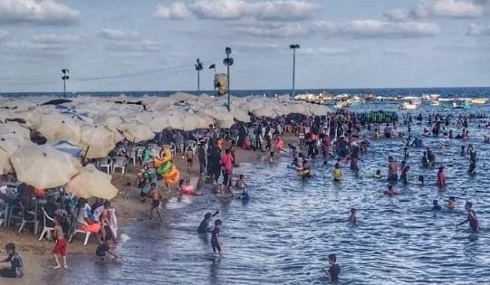 إقبال متوسط على شواطئ الإسكندرية للهروب من ارتفاع درجات الحرارة الشديدة إقبال متوسط على شواطئ الإسكندرية للهروب من ارتفاع درجات الحرارة الشديدة