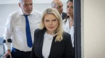سارة نتنياهو أمام المحكمة بعد اعتدائها على عاملة نظافة بمكواة.. ما القصة؟