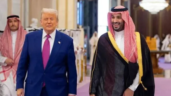 ترامب يعلن عن عزمه رفع كافة العقوبات الأمريكية ضد سوريا ترامب يعلن عن عزمه رفع كافة العقوبات الأمريكية ضد سوريا