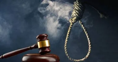 إصدار حكم بالإعدام على قاتل والدته وشقيقيه في عزبة رستم بعد حرق جثثهم في قطور بالغربية.