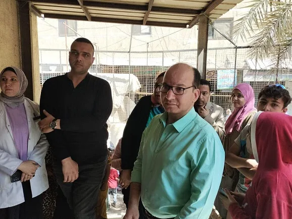 رئيس قطاع الصحة في القاهرة يعبر عن استيائه من ازدحام المواطنين أمام مركز طبي الأمل ويدعو لفتح 3 نوافذ لتذاكر الخدمة لتخفيف الازدحام. رئيس قطاع الصحة في القاهرة يعبر عن استيائه من ازدحام المواطنين أمام مركز طبي الأمل ويدعو لفتح 3 نوافذ لتذاكر الخدمة لتخفيف الازدحام.