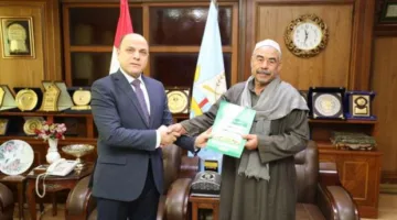 محافظ كفر الشيخ يسلم 14 عقد تقنين أراضي أملاك دولة للمستفيدين