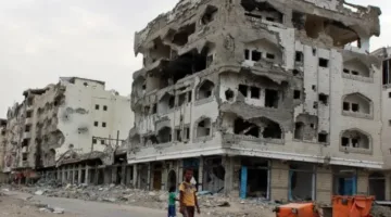 سفير اليمن بالقاهرة: اقتصادنا خسر مليار دولار في يوم واحد بسبب الحرب