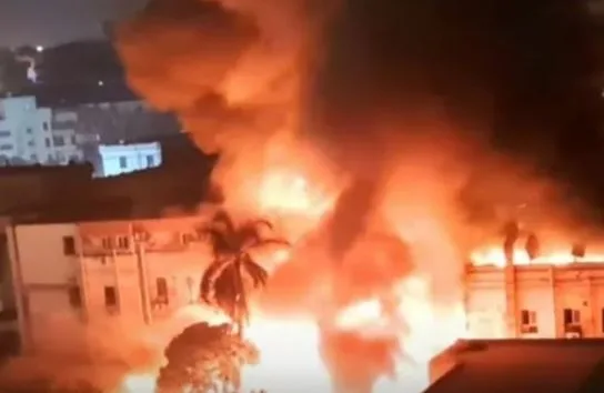حريق هائل في عقار يضم بنك القاهرة بوسط البلد.. والحماية المدنية تسيطر على النيران حريق هائل في عقار يضم بنك القاهرة بوسط البلد.. والحماية المدنية تسيطر على النيران