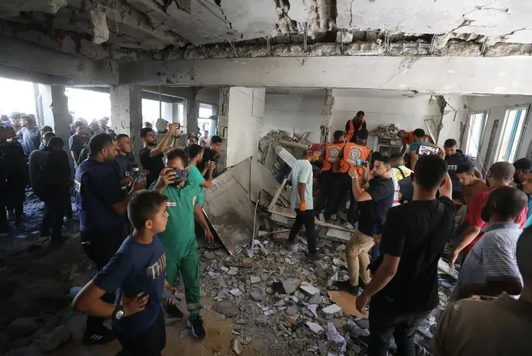 استشهاد 15 فلسطينياً جراء غارة إسرائيلية على مدرسة تأوي نازحين في شمال غزة استشهاد 15 فلسطينياً جراء غارة إسرائيلية على مدرسة تأوي نازحين في شمال غزة