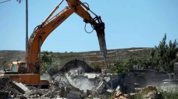 الجيش الإسرائيلي يقوم بتدمير منزل فلسطيني في جنوب الضفة بحجة البناء غير المرخص.
