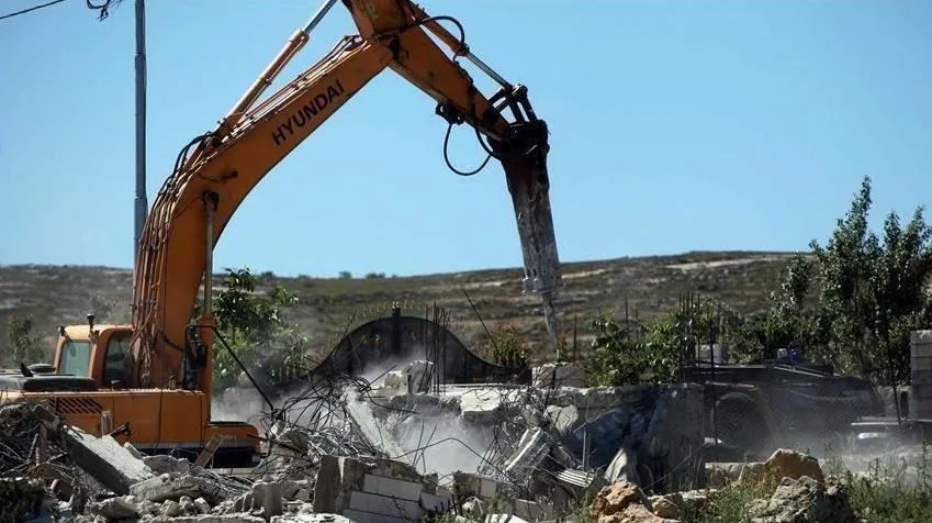 الجيش الإسرائيلي يقوم بتدمير منزل فلسطيني في جنوب الضفة بحجة البناء غير المرخص. الجيش الإسرائيلي يقوم بتدمير منزل فلسطيني في جنوب الضفة بحجة البناء غير المرخص.