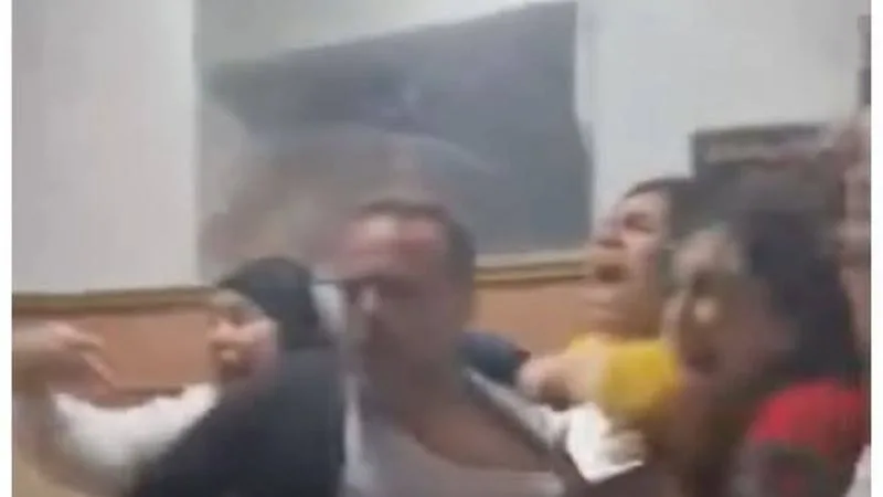 إطلاق سراح صاحبة مركز التجميل و6 متهمات في حادثة الاعتداء على محامٍ في المحلة إطلاق سراح صاحبة مركز التجميل و6 متهمات في حادثة الاعتداء على محامٍ في المحلة