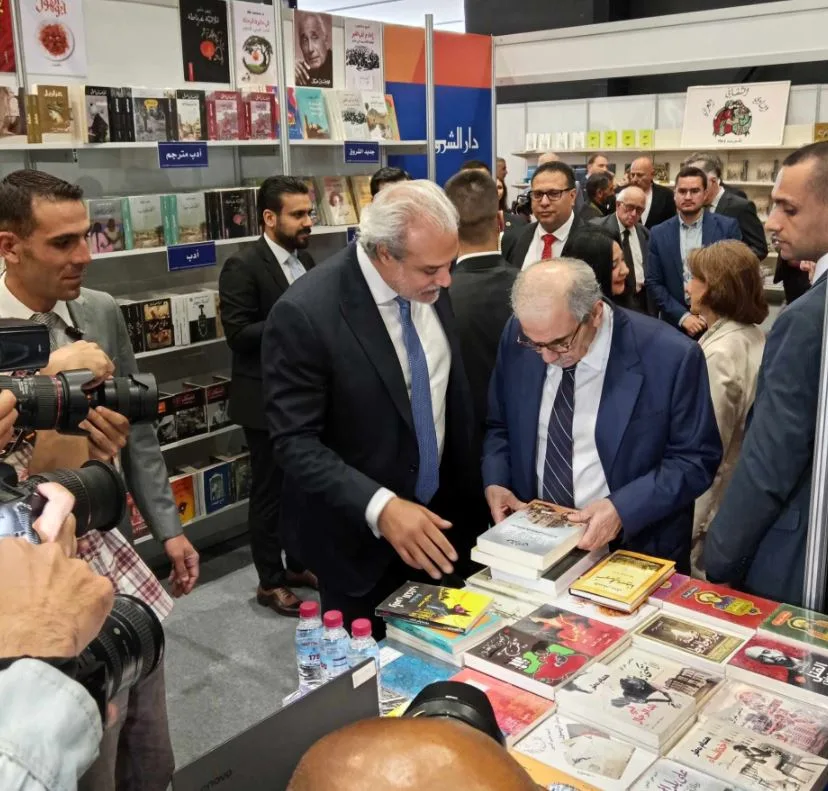 رئيس الوزراء اللبناني يزور جناح دار الشروق في معرض بيروت للكتاب ويتواصل هاتفياً مع إبراهيم المعلم. رئيس الوزراء اللبناني يزور جناح دار الشروق في معرض بيروت للكتاب ويتواصل هاتفياً مع إبراهيم المعلم.