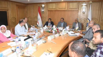 محافظ قنا يوجه برفع كفاءة الأداء وتسريع معدلات الإنجاز فى مشروعات الخطة الاستثمارية