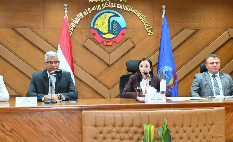 محافظ البحيرة توجه بشن حملات رقابية مكثفة لمنع تداول القمح خارج الأطر القانونية محافظ البحيرة توجه بشن حملات رقابية مكثفة لمنع تداول القمح خارج الأطر القانونية