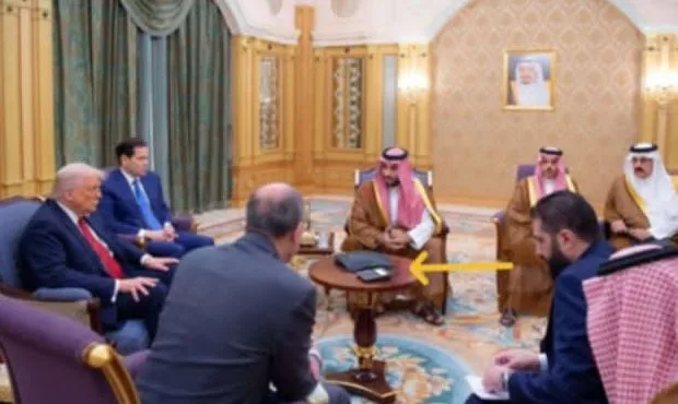 جهاز غريب في اجتماع ترامب والشرع وبن سلمان يثير الجدل جهاز غريب في اجتماع ترامب والشرع وبن سلمان يثير الجدل