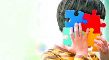 التوحد بين الوراثة والبيئة.. رحلة العلم لفك شفرة الغموض