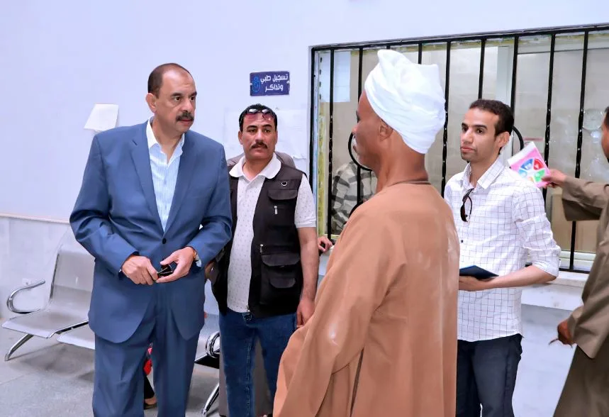 محافظ سوهاج يقرر إحالة مدير مركز طب الأسرة بأولاد حمزة و11 موظفًا للتحقيق بسبب تغيبهم عن العمل. محافظ سوهاج يقرر إحالة مدير مركز طب الأسرة بأولاد حمزة و11 موظفًا للتحقيق بسبب تغيبهم عن العمل.