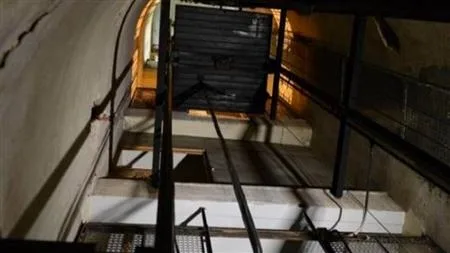 إصابة شخصين بعد سقوط مصعد من الطابق الثاني في البحيرة إصابة شخصين بعد سقوط مصعد من الطابق الثاني في البحيرة