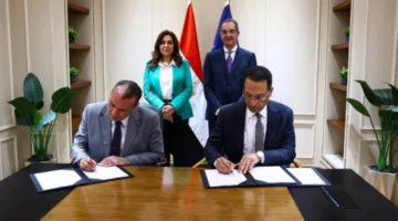 وزيرا الاتصالات والتنمية المحلية يشهدان توقيع اتفاقية لتوريد معدات تكنولوجية لمراكز حياة كريمة