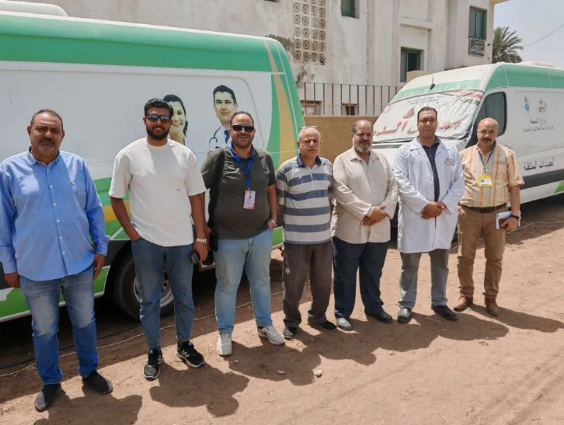 فحص وعلاج أكثر من 1250 مريضاً وتقديم 3800 خدمة طبية في قافلة صحية بقرية الدير في بني سويف