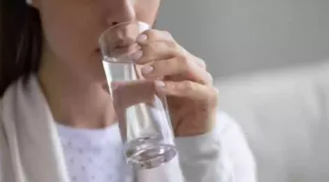 منها تعزيز صحة الجسم وترطيب البشرة: فوائد متعددة لشرب الماء الساخن في الصباح الباكر